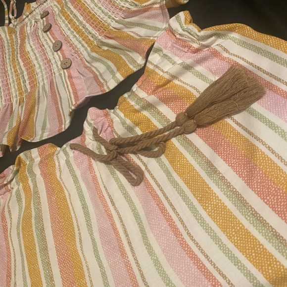 Color - Picture 1 of 2